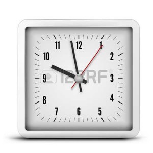 Reloj de pared cuadrado plateado